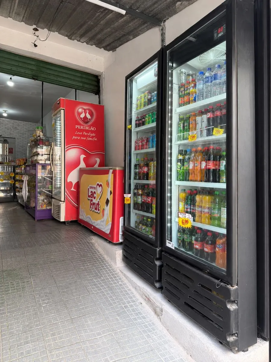 Geladeiras com refrigerantes, sucos e água