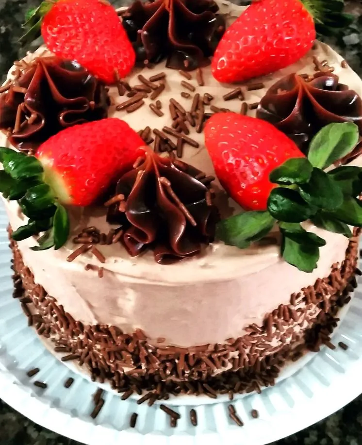 Bolo de chocolate com morangos feito pela Renata