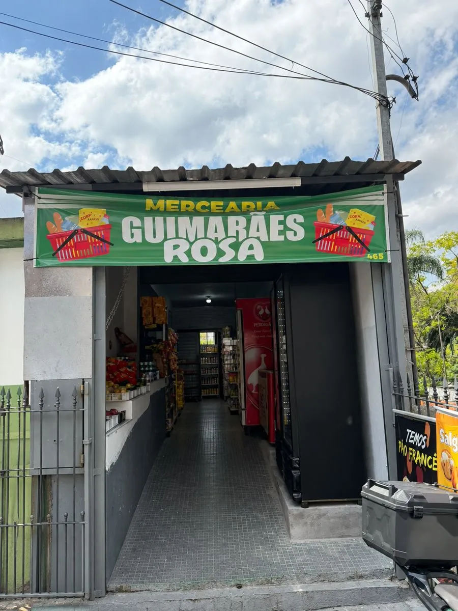 Fachada da Mercearia Guimarães Rosa, com a lona verde e o número 465