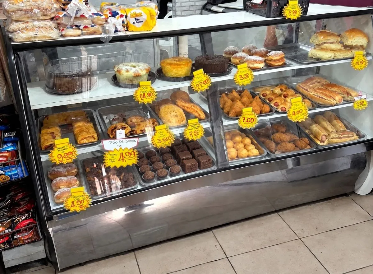 Vitrine com pães, salgados, bolos e doces